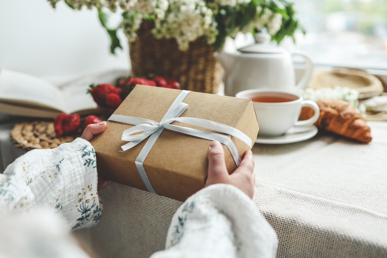 Cadeau de récompense emballé, entouré de tranches d'orange et de feuilles vertes